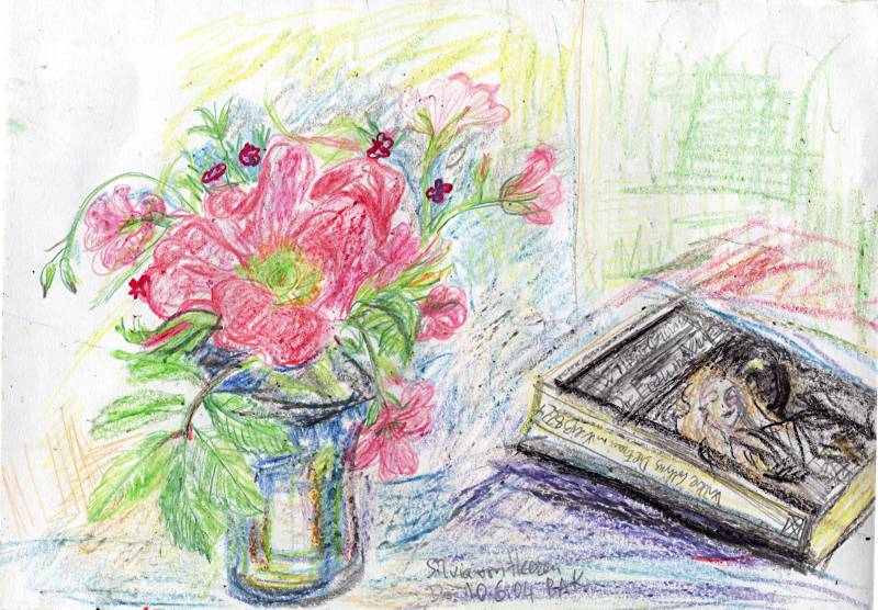 Blumenvase mit Buch